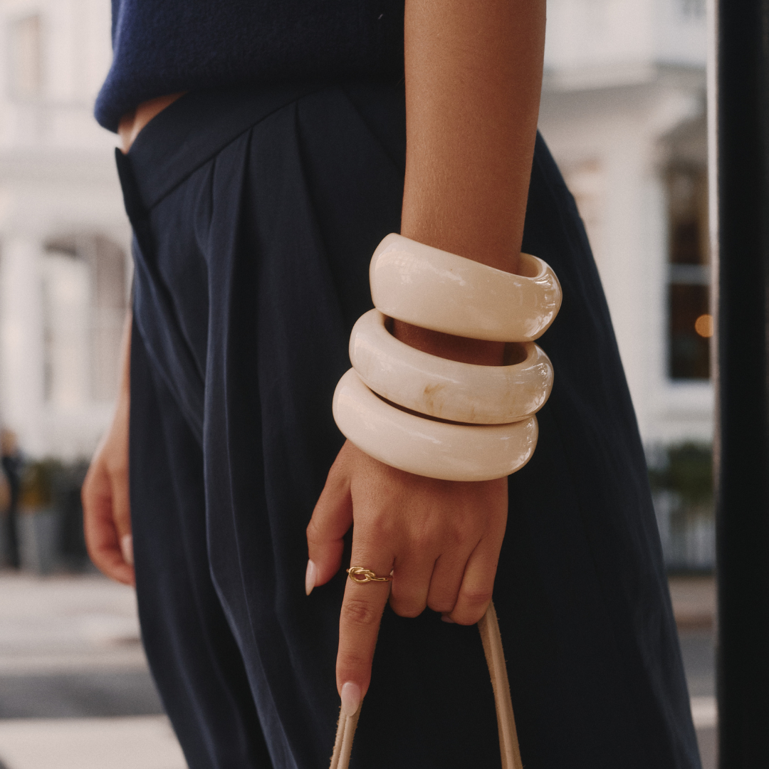 ALMOND SCULPT BANGLE