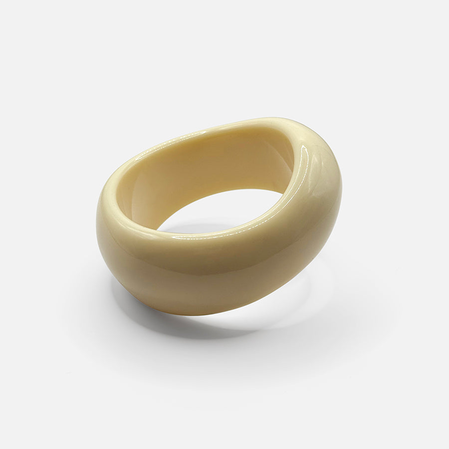 ALMOND SCULPT BANGLE