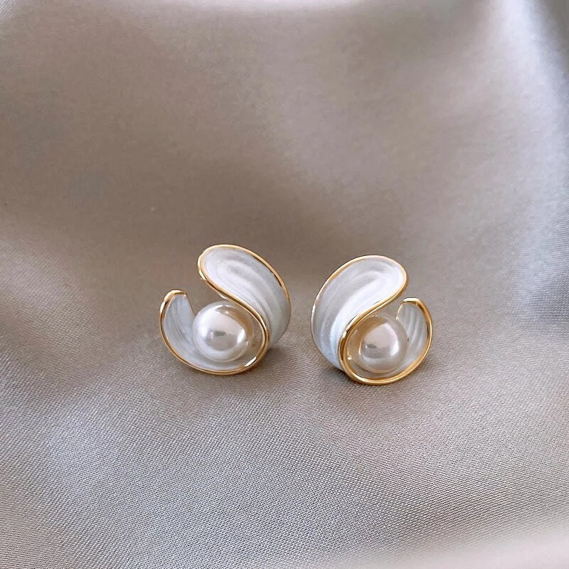 Luxury with White Opal and Pearls in Gold