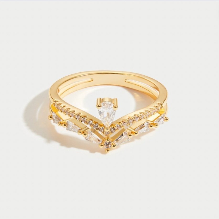 Queen Chic Crystal Ring