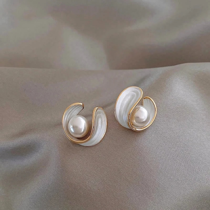 Luxury  with White Opal and Pearls in Gold