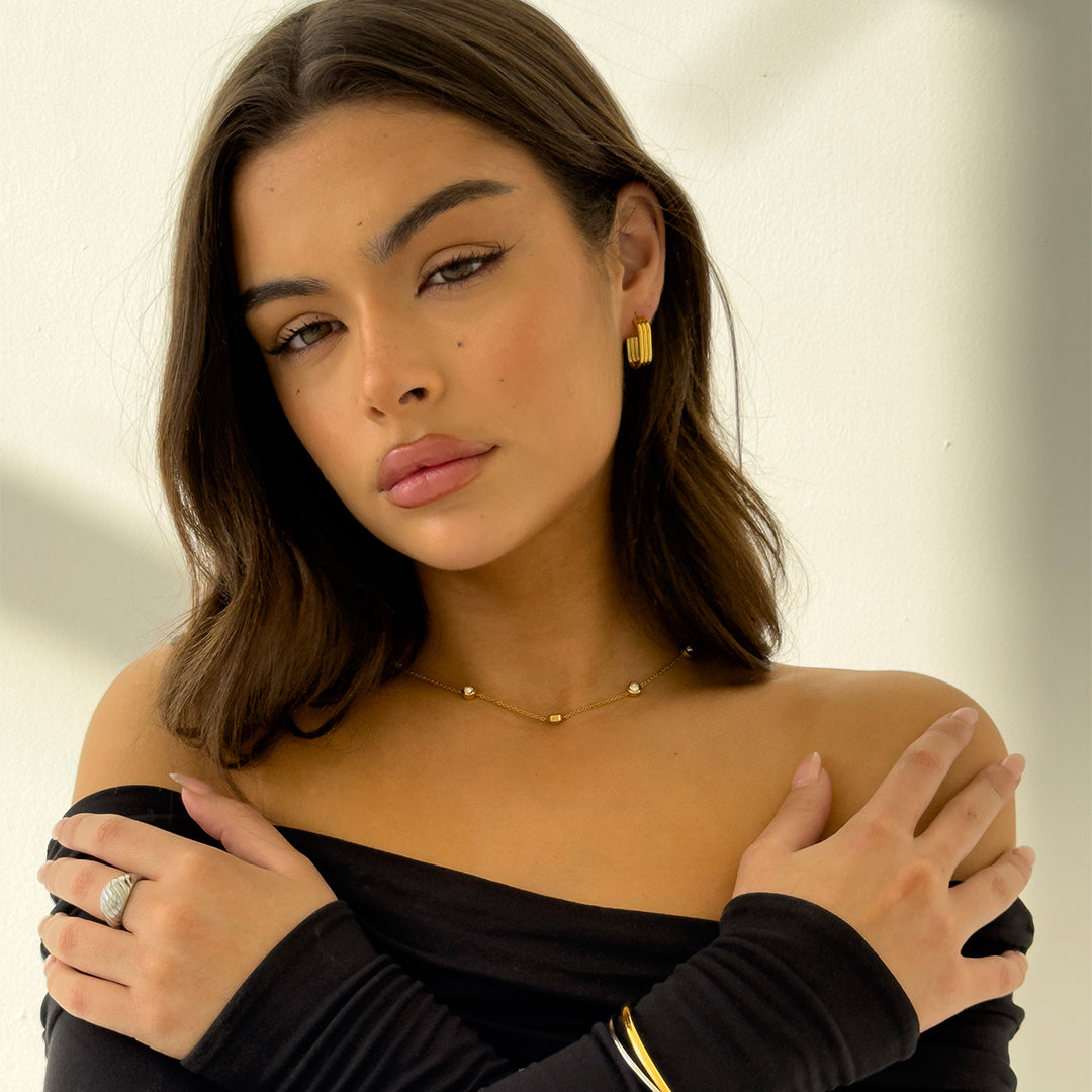 CURVED RIBBED HOOP GOLD