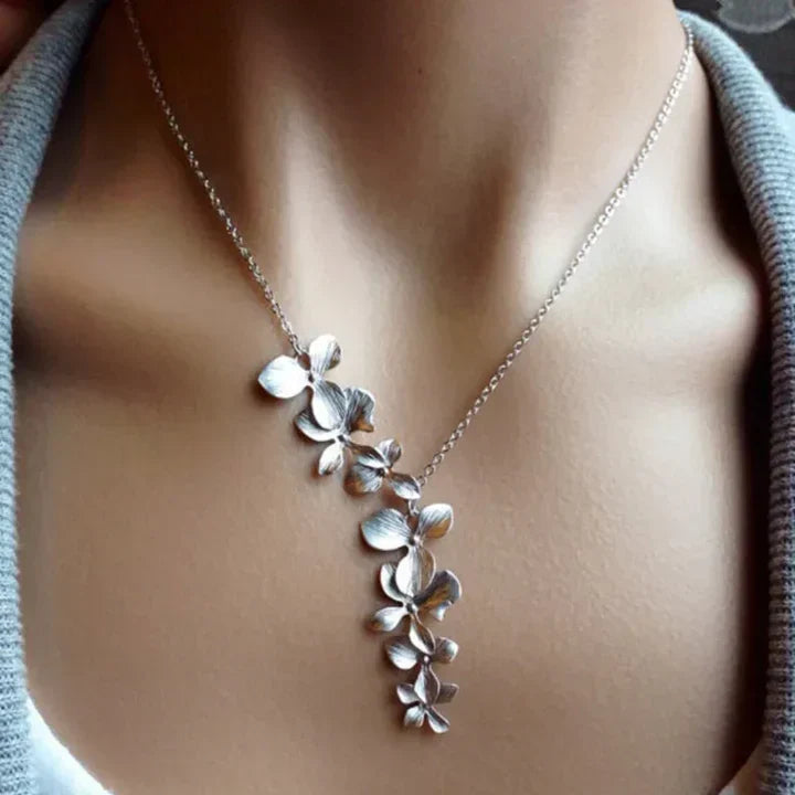 Retro Silver Floral Necklace
